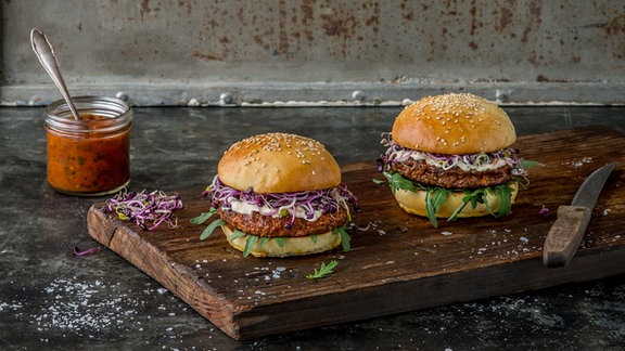 So sehen die Insekten-Burger des Schweizer Start-Ups Essento aus, die in Schweizer Supermärkten verkauft werden.