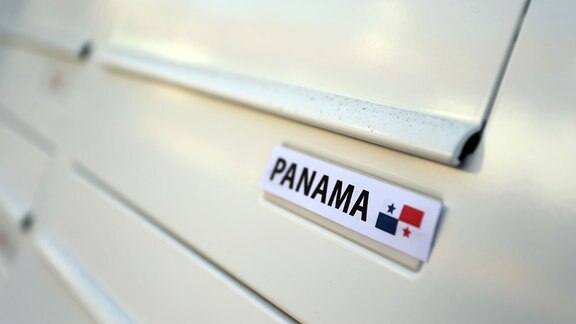  Der Schriftzug "Panama" mit einer panamaischen Flagge ist an einem Briefkasten.