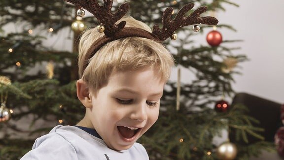 Ein Kind freut sich über sein Weihnachtsgeschenk.